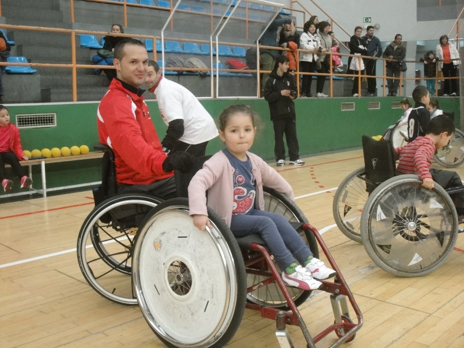 Este sábado el ayuntamiento de Salamanca, dentro de su programa prebenjamín para escolares salmantinos organizó la actividad de deporte adaptado - deporte paralímpico con el doble objetivo de educar y divertir; baloncesto en silla de ruedas, goalball, boccia, volei sentados, y otras pruebas y juegos hicieron las delicias de los infantes entre 4 y 8 años. Aviva fue la encargada a través de sus técnicos y monitores de desarrollar este programa que también tiene continuidad en los centros educativos de Salamanca y su provincia.